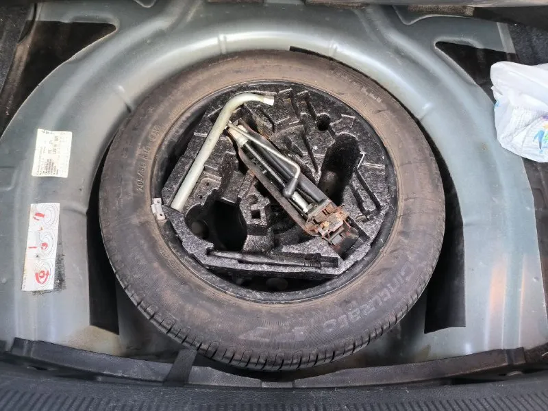 Volkswagen jetta 1.6 bse 6 at год: 2008 г. в. кпп: автомат пробег: 216 422 телефон: +7-949-386-23-29. 1.собственник; 2.самый надежны двигатель (атмосферный 1.6 bse); 3.самая надежная коробка (автомат, 6 ступенчатый японский фирмы «айсин»); 4.реальный пробег; 5.два ключа, инструкция, сервисная книжка; 6.жирная комплектация с омывателями фар, раздельным климатом, подогревом сидений, кожаным рулём и т. д.; 7.вся электроника, вплоть до омывателей фар, работает, кондиционер заправлен, есть блютуз; 8.все стёкла, кроме лобового, родные; 9.чистый, ухоженный салон, в котором не курили; 10.пороги без гнили и шпатли; 11.масло и расходники меняю каждые 7 тысяч километров, бензин только 95ый; 12.технически в отличном состоянии. 13.автомобиль без штрафов и запретов, любое переоформление без проблем. автомобиль застрахован. машина далеко не новая, ей 17 лет, поэтому глупо ждать от неё какого-то музейного состояния. есть косяки по кузову, косяки по лкп, машина красилась. 635 000 руб. обос 📞 звоните: +7(949)3862329 - фотография - 7