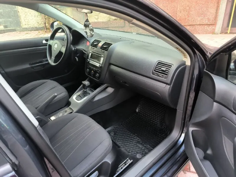 Volkswagen jetta 1.6 bse 6 at год: 2008 г. в. кпп: автомат пробег: 216 422 телефон: +7-949-386-23-29. 1.собственник; 2.самый надежны двигатель (атмосферный 1.6 bse); 3.самая надежная коробка (автомат, 6 ступенчатый японский фирмы «айсин»); 4.реальный пробег; 5.два ключа, инструкция, сервисная книжка; 6.жирная комплектация с омывателями фар, раздельным климатом, подогревом сидений, кожаным рулём и т. д.; 7.вся электроника, вплоть до омывателей фар, работает, кондиционер заправлен, есть блютуз; 8.все стёкла, кроме лобового, родные; 9.чистый, ухоженный салон, в котором не курили; 10.пороги без гнили и шпатли; 11.масло и расходники меняю каждые 7 тысяч километров, бензин только 95ый; 12.технически в отличном состоянии. 13.автомобиль без штрафов и запретов, любое переоформление без проблем. автомобиль застрахован. машина далеко не новая, ей 17 лет, поэтому глупо ждать от неё какого-то музейного состояния. есть косяки по кузову, косяки по лкп, машина красилась. 635 000 руб. обос 📞 звоните: +7(949)3862329 - фотография - 8