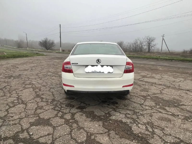 Продается автомобиль skoda октавия а7 • год выпуска: 2014 • пробег: 202,000 км • двигатель: надежный 1.6 mpi • коробка передач: автомат aisin • цвет: белый • цена: 900.000 руб. (торг уместен) автомобиль технически в отличном состоянии, обслуживался вовремя, все документы в порядке. есть незначительные проблемы с лкп. осмотр город енакиево: +79495281628 📲 tg: @glshvets 📞 звоните: +7(949)5281628 - фотография - 3