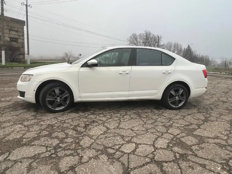 Продается автомобиль skoda октавия а7 • год выпуска: 2014 • пробег: 202,000 км • двигатель: надежный 1.6 mpi • коробка передач: автомат aisin • цвет: белый • цена: 900.000 руб. (торг уместен) автомобиль технически в отличном состоянии, обслуживался вовремя, все документы в порядке. есть незначительные проблемы с лкп. осмотр город енакиево: +79495281628 📲 tg: @glshvets 📞 звоните: +7(949)5281628 - фотография - 4