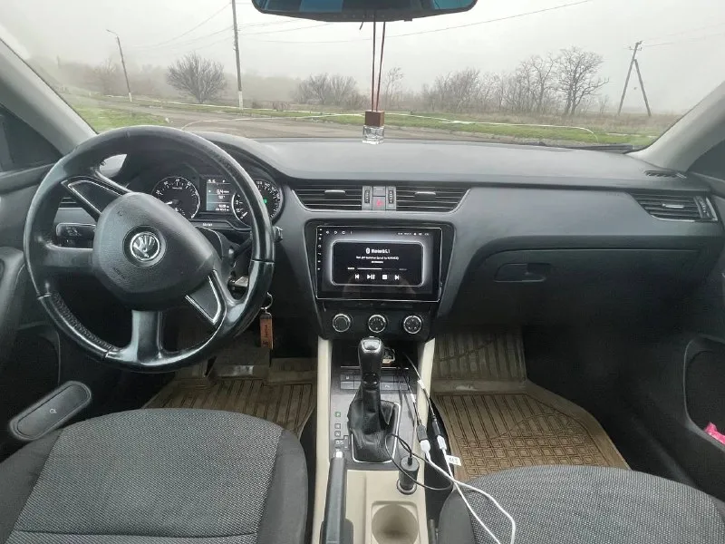 Продается автомобиль skoda октавия а7 • год выпуска: 2014 • пробег: 202,000 км • двигатель: надежный 1.6 mpi • коробка передач: автомат aisin • цвет: белый • цена: 900.000 руб. (торг уместен) автомобиль технически в отличном состоянии, обслуживался вовремя, все документы в порядке. есть незначительные проблемы с лкп. осмотр город енакиево: +79495281628 📲 tg: @glshvets 📞 звоните: +7(949)5281628 - фотография - 5