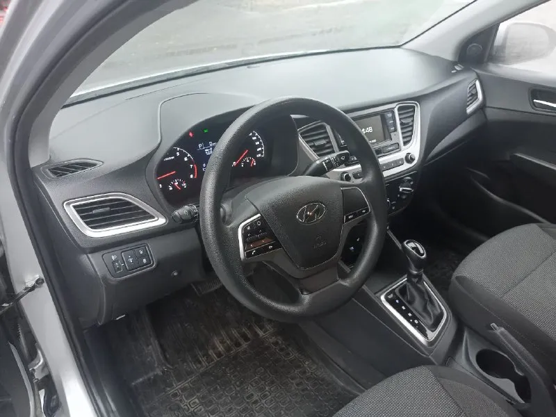 Hyundai solaris 1.6 2021. пробег 97000. ничего делать не нужно. полностью обслужена. езжу на ней сейчас. акпп. катализатор отшит, прошита. обслуживание только у диллера. не такси. один хозяин. без дтп, стекла + окрас родное все. цена 1570000 ( небольшой торг ) +79493678419 - фотография - 2