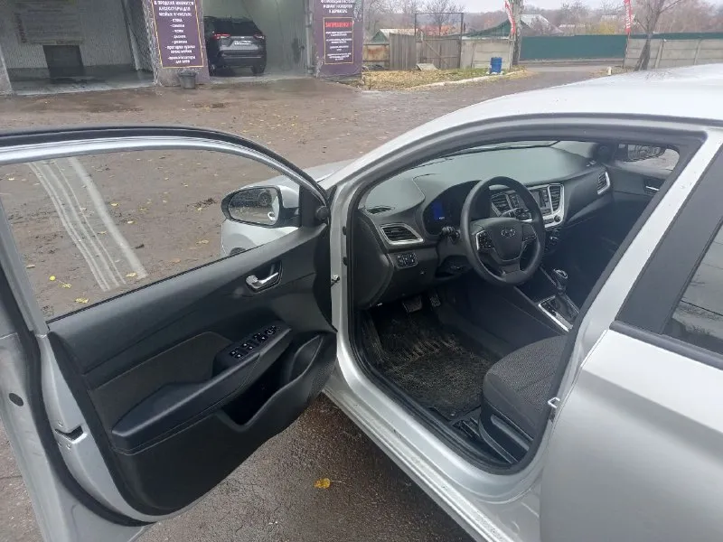 Hyundai solaris 1.6 2021. пробег 97000. ничего делать не нужно. полностью обслужена. езжу на ней сейчас. акпп. катализатор отшит, прошита. обслуживание только у диллера. не такси. один хозяин. без дтп, стекла + окрас родное все. цена 1570000 ( небольшой торг ) +79493678419 - фотография - 4