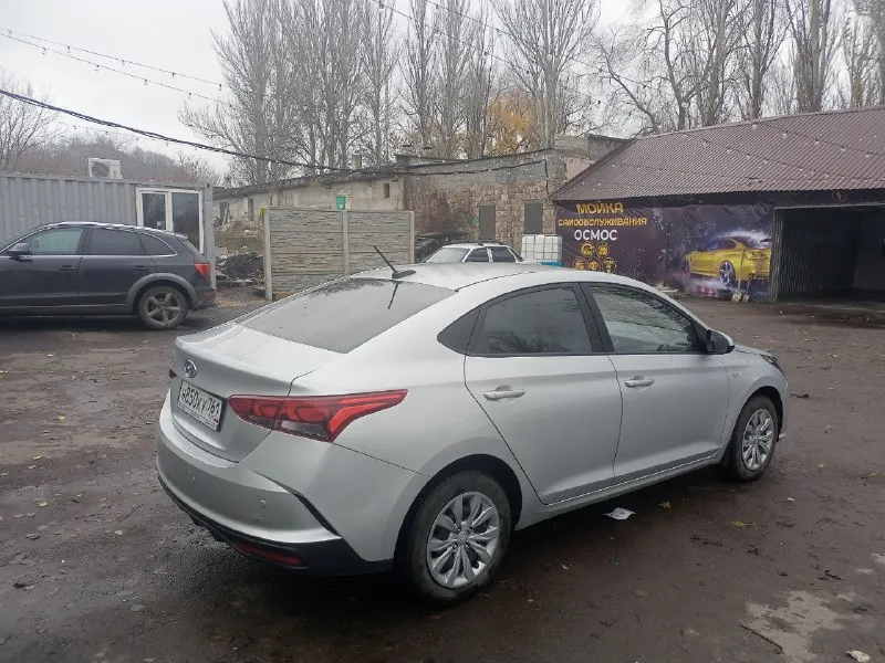 Hyundai solaris 1.6 2021. пробег 97000. ничего делать не нужно. полностью обслужена. езжу на ней сейчас. акпп. катализатор отшит, прошита. обслуживание только у диллера. не такси. один хозяин. без дтп, стекла + окрас родное все. цена 1570000 ( небольшой торг ) +79493678419 - фотография - 5