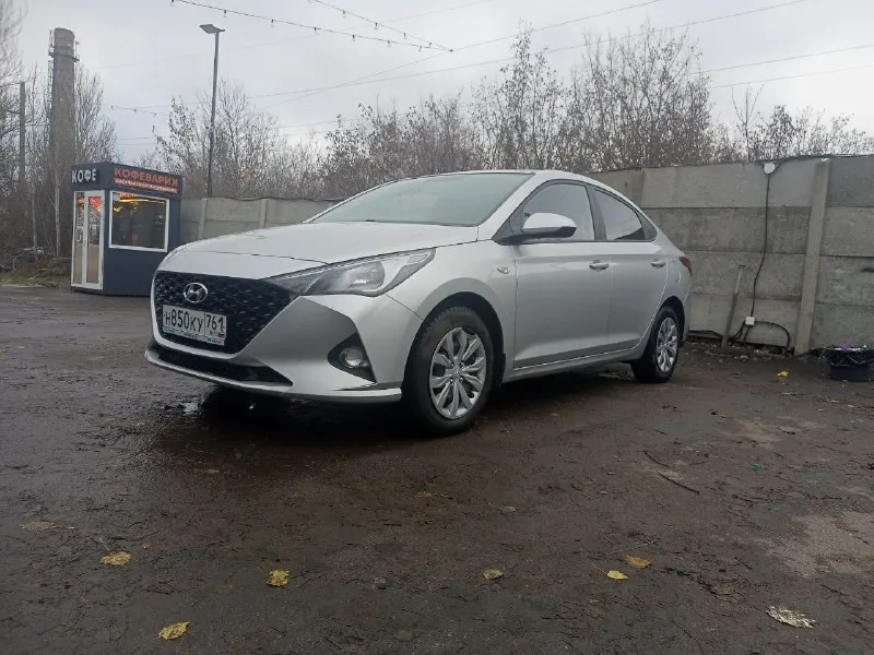 Hyundai solaris 1.6 2021. пробег 97000. ничего делать не нужно. полностью обслужена. езжу на ней сейчас. акпп. катализатор отшит, прошита. обслуживание только у диллера. не такси. один хозяин. без дтп, стекла + окрас родное все. цена 1570000 ( небольшой торг ) +79493678419 - фотография - 7
