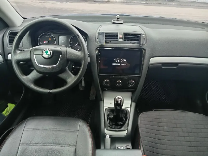 Продажа от собственника! skoda octavia a 5 двиг 1.6 mpi механика ходовку менял в этом году сейчас авто на зимней резине новой! 4 стекло подъёмника подогрев передних сидений кондиционер подогрев зеркал и регулировка электронная г. амвросиевка тел +79494653187 за автомобиль не стыдно на ходу каждый день. 273000 пробег. цена 900 т. 📞 звоните: +7(949)4653187 - фотография - 7