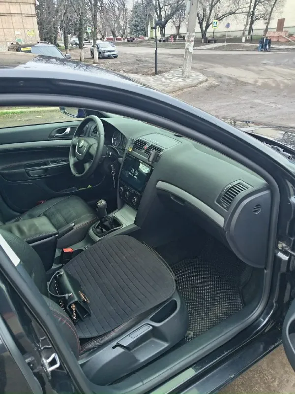 Продажа от собственника! skoda octavia a 5 двиг 1.6 mpi механика ходовку менял в этом году сейчас авто на зимней резине новой! 4 стекло подъёмника подогрев передних сидений кондиционер подогрев зеркал и регулировка электронная г. амвросиевка тел +79494653187 за автомобиль не стыдно на ходу каждый день. 273000 пробег. цена 900 т. 📞 звоните: +7(949)4653187 - фотография - 8