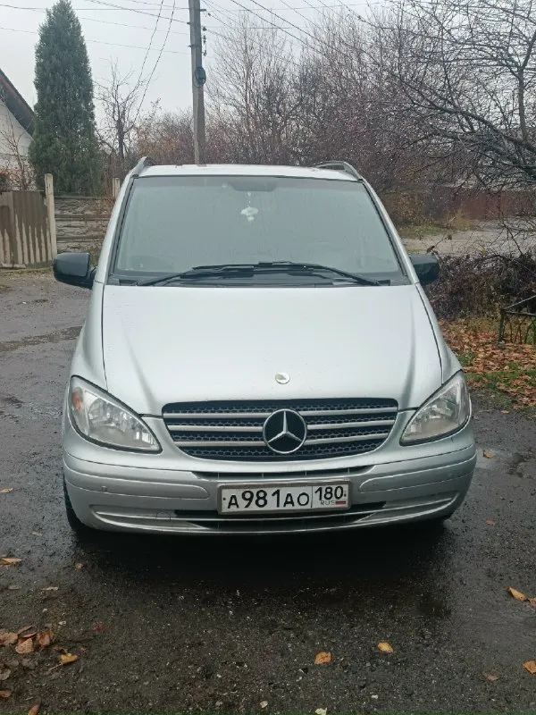 Продам mercedes виано 2006г. в. автомат 150л. с. maxi long (самая длинная база) 7+1 оригинальный пассажир, в хорошем состоянии. климат контроль работает (весной менялся компрессор) задние стекла открываются. поменяны стойки по кругу, по ходовой сбитый, ничего не стучит не скрипит. в салоне не курили сиденья на быстросьемах, в перевозках машина не участвовала, по задним сидушкам видно (у предыдущего хозяина почти не использовались) не вмятые состояние отличное. машина была украинская, 16 лет у одного хозяина. оригинальный пробег 597000 (не 250т. как пишут для этих годов) весной менялся мотор с турбиной (вписан в тех паспорт) на данный момент пробег у двс 170000км. автомат переключает плавно не пинает. из минусов начала вздуваться краска на арках (фото скину по запросу) цена 1400000.продаю для покупки недвижимости, поэтому обмен не интересует. +79493625287.донецк. 📞 звоните: +7(949)3625287 - фотография - 2