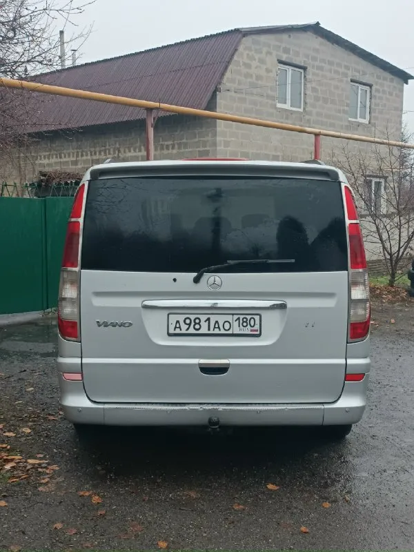 Продам mercedes виано 2006г. в. автомат 150л. с. maxi long (самая длинная база) 7+1 оригинальный пассажир, в хорошем состоянии. климат контроль работает (весной менялся компрессор) задние стекла открываются. поменяны стойки по кругу, по ходовой сбитый, ничего не стучит не скрипит. в салоне не курили сиденья на быстросьемах, в перевозках машина не участвовала, по задним сидушкам видно (у предыдущего хозяина почти не использовались) не вмятые состояние отличное. машина была украинская, 16 лет у одного хозяина. оригинальный пробег 597000 (не 250т. как пишут для этих годов) весной менялся мотор с турбиной (вписан в тех паспорт) на данный момент пробег у двс 170000км. автомат переключает плавно не пинает. из минусов начала вздуваться краска на арках (фото скину по запросу) цена 1400000.продаю для покупки недвижимости, поэтому обмен не интересует. +79493625287.донецк. 📞 звоните: +7(949)3625287 - фотография - 3