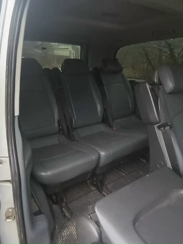 Продам mercedes виано 2006г. в. автомат 150л. с. maxi long (самая длинная база) 7+1 оригинальный пассажир, в хорошем состоянии. климат контроль работает (весной менялся компрессор) задние стекла открываются. поменяны стойки по кругу, по ходовой сбитый, ничего не стучит не скрипит. в салоне не курили сиденья на быстросьемах, в перевозках машина не участвовала, по задним сидушкам видно (у предыдущего хозяина почти не использовались) не вмятые состояние отличное. машина была украинская, 16 лет у одного хозяина. оригинальный пробег 597000 (не 250т. как пишут для этих годов) весной менялся мотор с турбиной (вписан в тех паспорт) на данный момент пробег у двс 170000км. автомат переключает плавно не пинает. из минусов начала вздуваться краска на арках (фото скину по запросу) цена 1400000.продаю для покупки недвижимости, поэтому обмен не интересует. +79493625287.донецк. 📞 звоните: +7(949)3625287 - фотография - 4