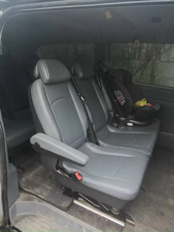 Продам mercedes виано 2006г. в. автомат 150л. с. maxi long (самая длинная база) 7+1 оригинальный пассажир, в хорошем состоянии. климат контроль работает (весной менялся компрессор) задние стекла открываются. поменяны стойки по кругу, по ходовой сбитый, ничего не стучит не скрипит. в салоне не курили сиденья на быстросьемах, в перевозках машина не участвовала, по задним сидушкам видно (у предыдущего хозяина почти не использовались) не вмятые состояние отличное. машина была украинская, 16 лет у одного хозяина. оригинальный пробег 597000 (не 250т. как пишут для этих годов) весной менялся мотор с турбиной (вписан в тех паспорт) на данный момент пробег у двс 170000км. автомат переключает плавно не пинает. из минусов начала вздуваться краска на арках (фото скину по запросу) цена 1400000.продаю для покупки недвижимости, поэтому обмен не интересует. +79493625287.донецк. 📞 звоните: +7(949)3625287 - фотография - 5