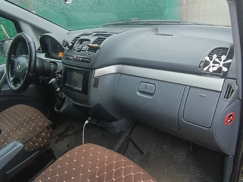 Продам mercedes виано 2006г. в. автомат 150л. с. maxi long (самая длинная база) 7+1 оригинальный пассажир, в хорошем состоянии. климат контроль работает (весной менялся компрессор) задние стекла открываются. поменяны стойки по кругу, по ходовой сбитый, ничего не стучит не скрипит. в салоне не курили сиденья на быстросьемах, в перевозках машина не участвовала, по задним сидушкам видно (у предыдущего хозяина почти не использовались) не вмятые состояние отличное. машина была украинская, 16 лет у одного хозяина. оригинальный пробег 597000 (не 250т. как пишут для этих годов) весной менялся мотор с турбиной (вписан в тех паспорт) на данный момент пробег у двс 170000км. автомат переключает плавно не пинает. из минусов начала вздуваться краска на арках (фото скину по запросу) цена 1400000.продаю для покупки недвижимости, поэтому обмен не интересует. +79493625287.донецк. 📞 звоните: +7(949)3625287 - фотография - 6