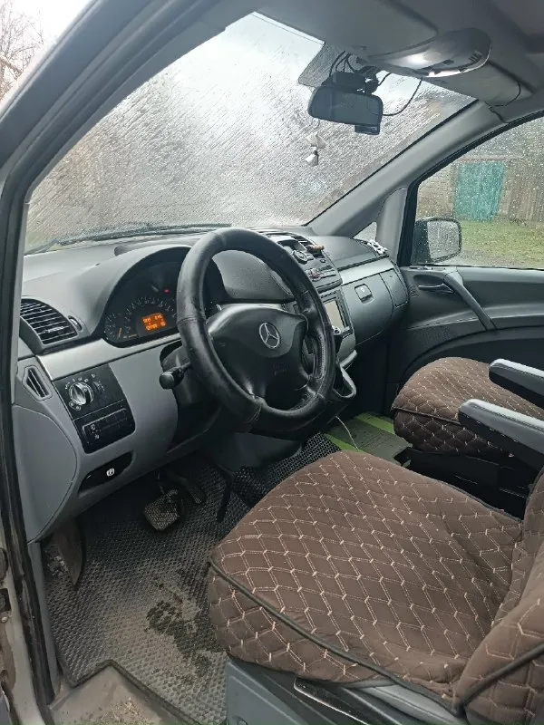 Продам mercedes виано 2006г. в. автомат 150л. с. maxi long (самая длинная база) 7+1 оригинальный пассажир, в хорошем состоянии. климат контроль работает (весной менялся компрессор) задние стекла открываются. поменяны стойки по кругу, по ходовой сбитый, ничего не стучит не скрипит. в салоне не курили сиденья на быстросьемах, в перевозках машина не участвовала, по задним сидушкам видно (у предыдущего хозяина почти не использовались) не вмятые состояние отличное. машина была украинская, 16 лет у одного хозяина. оригинальный пробег 597000 (не 250т. как пишут для этих годов) весной менялся мотор с турбиной (вписан в тех паспорт) на данный момент пробег у двс 170000км. автомат переключает плавно не пинает. из минусов начала вздуваться краска на арках (фото скину по запросу) цена 1400000.продаю для покупки недвижимости, поэтому обмен не интересует. +79493625287.донецк. 📞 звоните: +7(949)3625287 - фотография - 7