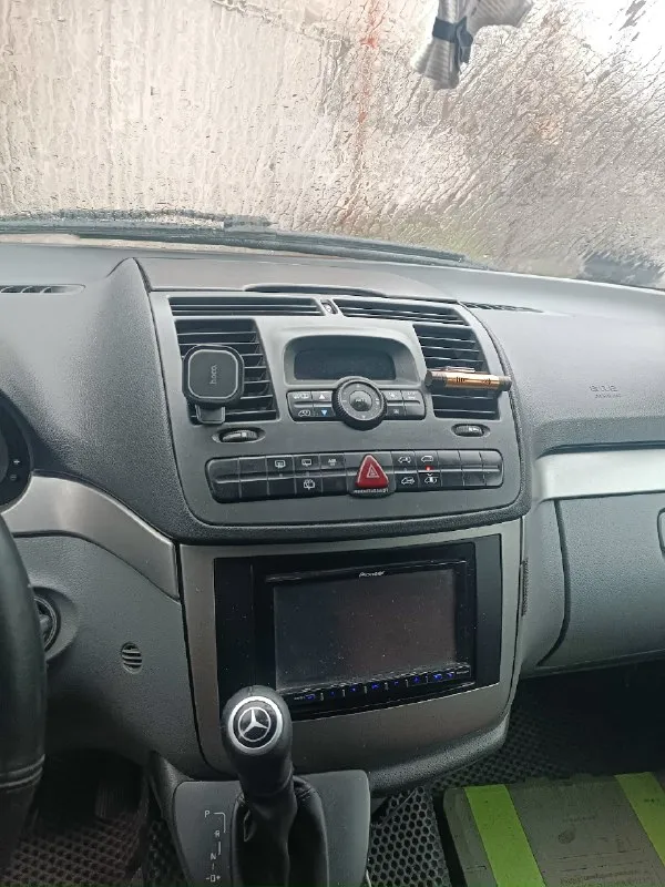 Продам mercedes виано 2006г. в. автомат 150л. с. maxi long (самая длинная база) 7+1 оригинальный пассажир, в хорошем состоянии. климат контроль работает (весной менялся компрессор) задние стекла открываются. поменяны стойки по кругу, по ходовой сбитый, ничего не стучит не скрипит. в салоне не курили сиденья на быстросьемах, в перевозках машина не участвовала, по задним сидушкам видно (у предыдущего хозяина почти не использовались) не вмятые состояние отличное. машина была украинская, 16 лет у одного хозяина. оригинальный пробег 597000 (не 250т. как пишут для этих годов) весной менялся мотор с турбиной (вписан в тех паспорт) на данный момент пробег у двс 170000км. автомат переключает плавно не пинает. из минусов начала вздуваться краска на арках (фото скину по запросу) цена 1400000.продаю для покупки недвижимости, поэтому обмен не интересует. +79493625287.донецк. 📞 звоните: +7(949)3625287 - фотография - 8