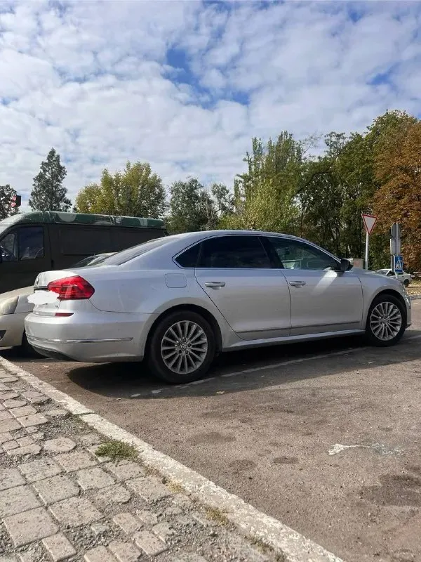 Продам идеальный volkswagen passat| пробег: 100 тыс км родной двигатель: 1.8 (170 л. с. ). сел и поехал! никаких вложений не требует полная комплектация: эл регулировка сидений, подогрев, адаптивный круиз контроль, люк покупали для себя в 2018 году, за все это время один владелец за машиной очень хорошо следили: регулярное обслуживание, гаражное хранение, никогда не курили в салоне лучшая модель из представленных пассатов с двигателем 1.8 турбо и полноценным автоматом машина летает! маневренная, быстрая, надежная. мотор шепчет. коробка, мотор, ходовка и все тех состояние на 5+ вся безопасность целая единственное «но» по всей машине - небольшая вмятинка на багажнике (на фото видно) цену ставлю низкую, т. к. с продажей тороплюсь звоните, пишите, на этом номере телеграмм цена: 1.650.000 +79493789493 📞 звоните: +7(949)3789493 - фотография - 1