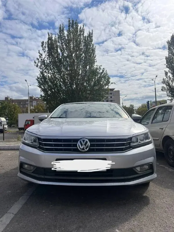 Продам идеальный volkswagen passat| пробег: 100 тыс км родной двигатель: 1.8 (170 л. с. ). сел и поехал! никаких вложений не требует полная комплектация: эл регулировка сидений, подогрев, адаптивный круиз контроль, люк покупали для себя в 2018 году, за все это время один владелец за машиной очень хорошо следили: регулярное обслуживание, гаражное хранение, никогда не курили в салоне лучшая модель из представленных пассатов с двигателем 1.8 турбо и полноценным автоматом машина летает! маневренная, быстрая, надежная. мотор шепчет. коробка, мотор, ходовка и все тех состояние на 5+ вся безопасность целая единственное «но» по всей машине - небольшая вмятинка на багажнике (на фото видно) цену ставлю низкую, т. к. с продажей тороплюсь звоните, пишите, на этом номере телеграмм цена: 1.650.000 +79493789493 📞 звоните: +7(949)3789493 - фотография - 3