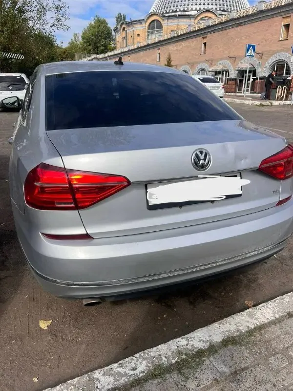 Продам идеальный volkswagen passat| пробег: 100 тыс км родной двигатель: 1.8 (170 л. с. ). сел и поехал! никаких вложений не требует полная комплектация: эл регулировка сидений, подогрев, адаптивный круиз контроль, люк покупали для себя в 2018 году, за все это время один владелец за машиной очень хорошо следили: регулярное обслуживание, гаражное хранение, никогда не курили в салоне лучшая модель из представленных пассатов с двигателем 1.8 турбо и полноценным автоматом машина летает! маневренная, быстрая, надежная. мотор шепчет. коробка, мотор, ходовка и все тех состояние на 5+ вся безопасность целая единственное «но» по всей машине - небольшая вмятинка на багажнике (на фото видно) цену ставлю низкую, т. к. с продажей тороплюсь звоните, пишите, на этом номере телеграмм цена: 1.650.000 +79493789493 📞 звоните: +7(949)3789493 - фотография - 4