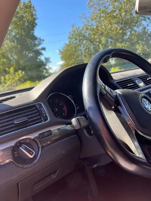 Продам идеальный volkswagen passat| пробег: 100 тыс км родной двигатель: 1.8 (170 л. с. ). сел и поехал! никаких вложений не требует полная комплектация: эл регулировка сидений, подогрев, адаптивный круиз контроль, люк покупали для себя в 2018 году, за все это время один владелец за машиной очень хорошо следили: регулярное обслуживание, гаражное хранение, никогда не курили в салоне лучшая модель из представленных пассатов с двигателем 1.8 турбо и полноценным автоматом машина летает! маневренная, быстрая, надежная. мотор шепчет. коробка, мотор, ходовка и все тех состояние на 5+ вся безопасность целая единственное «но» по всей машине - небольшая вмятинка на багажнике (на фото видно) цену ставлю низкую, т. к. с продажей тороплюсь звоните, пишите, на этом номере телеграмм цена: 1.650.000 +79493789493 📞 звоните: +7(949)3789493 - фотография - 5