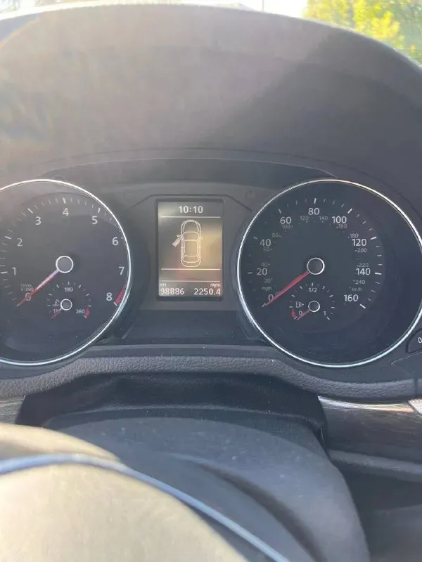 Продам идеальный volkswagen passat| пробег: 100 тыс км родной двигатель: 1.8 (170 л. с. ). сел и поехал! никаких вложений не требует полная комплектация: эл регулировка сидений, подогрев, адаптивный круиз контроль, люк покупали для себя в 2018 году, за все это время один владелец за машиной очень хорошо следили: регулярное обслуживание, гаражное хранение, никогда не курили в салоне лучшая модель из представленных пассатов с двигателем 1.8 турбо и полноценным автоматом машина летает! маневренная, быстрая, надежная. мотор шепчет. коробка, мотор, ходовка и все тех состояние на 5+ вся безопасность целая единственное «но» по всей машине - небольшая вмятинка на багажнике (на фото видно) цену ставлю низкую, т. к. с продажей тороплюсь звоните, пишите, на этом номере телеграмм цена: 1.650.000 +79493789493 📞 звоните: +7(949)3789493 - фотография - 7