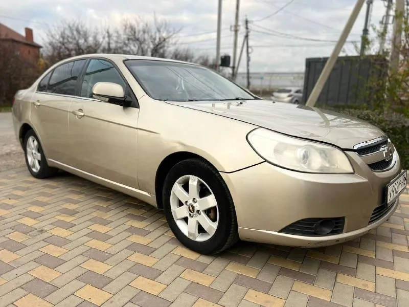 Продам chevrolet epica в отличном состоянии! один единственный владелец. птс оригинал. авто не бита !не крашена! всю жизнь в одних руках. 2007 год выпуска. двигатель 2.0л. не троит и не стучит и масло не расходует. ходовая часть без стуков. коробка механика включается мягко, не хрустит, не выбивает. по кузову всё отлично! днище, пороги, стаканы в отличном состоянии, красить ничего не нужно, не гнилая! выглядит отлично как на фото! максимальная комплектация с кожаным салоном. кондиционером, мульти-руль. гидроусилитель руля, 4 стеклоподъемники. подушки безопасности. эл зеркала с подогревом. обогрев стекла. магнитола. литые диски. по салону тоже всё хорошо, чистый и опрятный, не прокурен, по салону всё работает до каждой кнопочки и лампочки, ошибок на щитке приборов нет всё загорается и гаснет. в общем комфортный авто за адекватную сумму. в юридическом плане всё хорошо, без штрафов и запретов и прочей ерунды. торг естественно есть но обоснован и возле капота. всем добра!!! цена 470000. осмотр донецк. тел. 89496415532 - фотография - 2