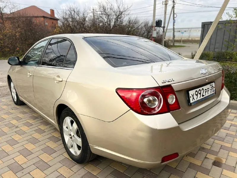 Продам chevrolet epica в отличном состоянии! один единственный владелец. птс оригинал. авто не бита !не крашена! всю жизнь в одних руках. 2007 год выпуска. двигатель 2.0л. не троит и не стучит и масло не расходует. ходовая часть без стуков. коробка механика включается мягко, не хрустит, не выбивает. по кузову всё отлично! днище, пороги, стаканы в отличном состоянии, красить ничего не нужно, не гнилая! выглядит отлично как на фото! максимальная комплектация с кожаным салоном. кондиционером, мульти-руль. гидроусилитель руля, 4 стеклоподъемники. подушки безопасности. эл зеркала с подогревом. обогрев стекла. магнитола. литые диски. по салону тоже всё хорошо, чистый и опрятный, не прокурен, по салону всё работает до каждой кнопочки и лампочки, ошибок на щитке приборов нет всё загорается и гаснет. в общем комфортный авто за адекватную сумму. в юридическом плане всё хорошо, без штрафов и запретов и прочей ерунды. торг естественно есть но обоснован и возле капота. всем добра!!! цена 470000. осмотр донецк. тел. 89496415532 - фотография - 5