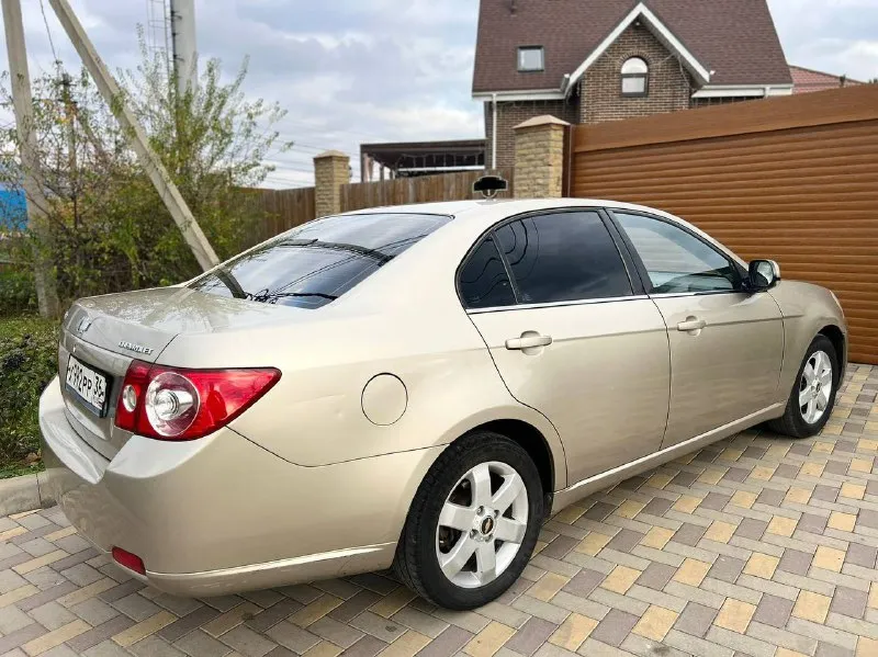 Продам chevrolet epica в отличном состоянии! один единственный владелец. птс оригинал. авто не бита !не крашена! всю жизнь в одних руках. 2007 год выпуска. двигатель 2.0л. не троит и не стучит и масло не расходует. ходовая часть без стуков. коробка механика включается мягко, не хрустит, не выбивает. по кузову всё отлично! днище, пороги, стаканы в отличном состоянии, красить ничего не нужно, не гнилая! выглядит отлично как на фото! максимальная комплектация с кожаным салоном. кондиционером, мульти-руль. гидроусилитель руля, 4 стеклоподъемники. подушки безопасности. эл зеркала с подогревом. обогрев стекла. магнитола. литые диски. по салону тоже всё хорошо, чистый и опрятный, не прокурен, по салону всё работает до каждой кнопочки и лампочки, ошибок на щитке приборов нет всё загорается и гаснет. в общем комфортный авто за адекватную сумму. в юридическом плане всё хорошо, без штрафов и запретов и прочей ерунды. торг естественно есть но обоснован и возле капота. всем добра!!! цена 470000. осмотр донецк. тел. 89496415532 - фотография - 6