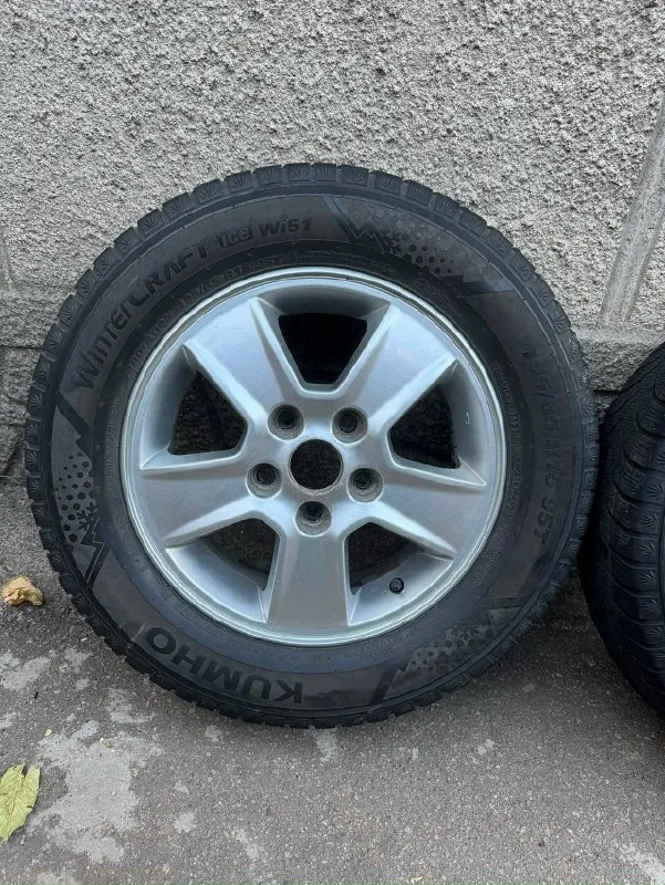 Продам колеса на зимней резине kumho 195/65/15 114,3x5, вылет 47 колеса без ремонта причина продажи переход на 16 радиус, стояли на hyundai elantra 2012 года цена 20000 рублей +79493447962 📞 звоните: +7(949)3447962 - фотография - 1
