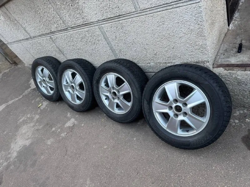 Продам колеса на зимней резине kumho 195/65/15 114,3x5, вылет 47 колеса без ремонта причина продажи переход на 16 радиус, стояли на hyundai elantra 2012 года цена 20000 рублей +79493447962 📞 звоните: +7(949)3447962 - фотография - 2