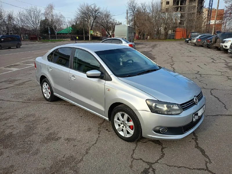 Продам volkswagen polo 2012, 1.6 at. пробег 190 т. км. классический автомат «aisin». машина в отличном состоянии. чистый ухоженный салон. четыре электро стеклоподъемника, подогрев зеркал, обогрев сидений, центральный замок, два ключа. кондиционер полностью обслужен. два комплекта новой резины, зима лето. с документами полный порядок, переоформление без проблем. цена 700 т. р! все вопросы по телефону. г. донецк. +79493687120 📞 звоните: +7(949)3687120 - фотография - 1