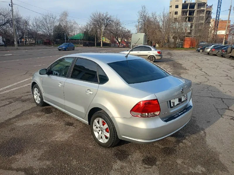 Продам volkswagen polo 2012, 1.6 at. пробег 190 т. км. классический автомат «aisin». машина в отличном состоянии. чистый ухоженный салон. четыре электро стеклоподъемника, подогрев зеркал, обогрев сидений, центральный замок, два ключа. кондиционер полностью обслужен. два комплекта новой резины, зима лето. с документами полный порядок, переоформление без проблем. цена 700 т. р! все вопросы по телефону. г. донецк. +79493687120 📞 звоните: +7(949)3687120 - фотография - 2