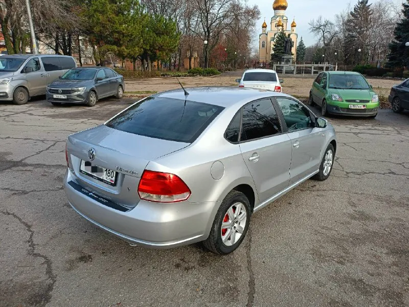 Продам volkswagen polo 2012, 1.6 at. пробег 190 т. км. классический автомат «aisin». машина в отличном состоянии. чистый ухоженный салон. четыре электро стеклоподъемника, подогрев зеркал, обогрев сидений, центральный замок, два ключа. кондиционер полностью обслужен. два комплекта новой резины, зима лето. с документами полный порядок, переоформление без проблем. цена 700 т. р! все вопросы по телефону. г. донецк. +79493687120 📞 звоните: +7(949)3687120 - фотография - 3