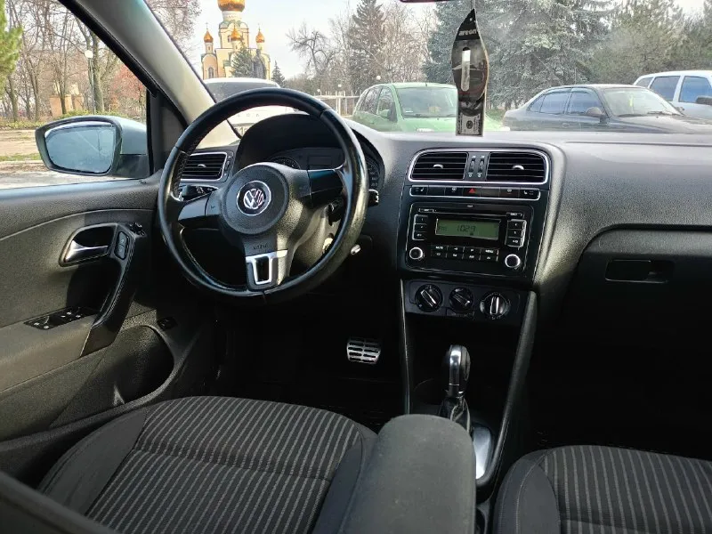 Продам volkswagen polo 2012, 1.6 at. пробег 190 т. км. классический автомат «aisin». машина в отличном состоянии. чистый ухоженный салон. четыре электро стеклоподъемника, подогрев зеркал, обогрев сидений, центральный замок, два ключа. кондиционер полностью обслужен. два комплекта новой резины, зима лето. с документами полный порядок, переоформление без проблем. цена 700 т. р! все вопросы по телефону. г. донецк. +79493687120 📞 звоните: +7(949)3687120 - фотография - 5