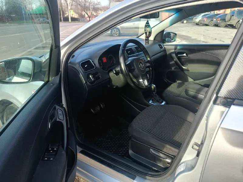Продам volkswagen polo 2012, 1.6 at. пробег 190 т. км. классический автомат «aisin». машина в отличном состоянии. чистый ухоженный салон. четыре электро стеклоподъемника, подогрев зеркал, обогрев сидений, центральный замок, два ключа. кондиционер полностью обслужен. два комплекта новой резины, зима лето. с документами полный порядок, переоформление без проблем. цена 700 т. р! все вопросы по телефону. г. донецк. +79493687120 📞 звоните: +7(949)3687120 - фотография - 6