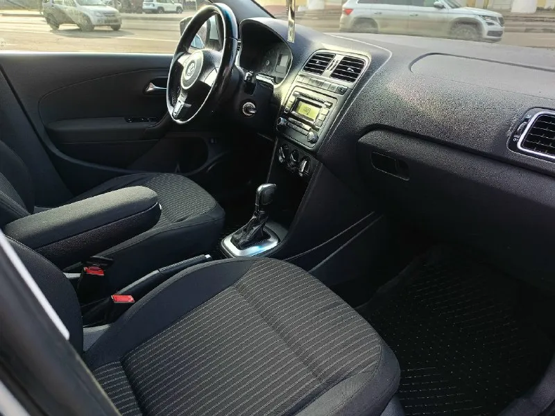 Продам volkswagen polo 2012, 1.6 at. пробег 190 т. км. классический автомат «aisin». машина в отличном состоянии. чистый ухоженный салон. четыре электро стеклоподъемника, подогрев зеркал, обогрев сидений, центральный замок, два ключа. кондиционер полностью обслужен. два комплекта новой резины, зима лето. с документами полный порядок, переоформление без проблем. цена 700 т. р! все вопросы по телефону. г. донецк. +79493687120 📞 звоните: +7(949)3687120 - фотография - 7