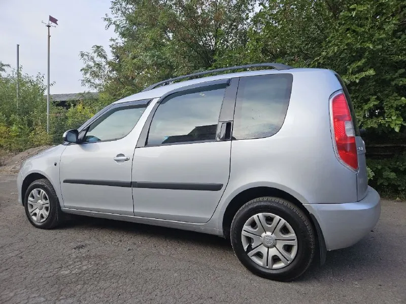 Продам- skoda roomster год- 2013 пробег-193тыс. км. мотор-1.4 бензин коробка -механика 5 ст. осмотр-г. макеевка цена-700.000тыс. руб. торг. возможен обмен. все вопросы по телефону: +79493117995 - фотография - 4