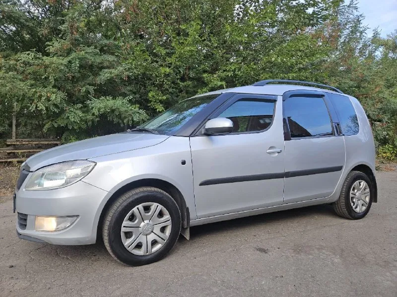 Продам- skoda roomster год- 2013 пробег-193тыс. км. мотор-1.4 бензин коробка -механика 5 ст. осмотр-г. макеевка цена-700.000тыс. руб. торг. возможен обмен. все вопросы по телефону: +79493117995 - фотография - 5