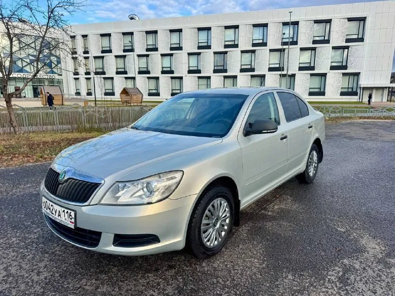 Skoda octavia 2011г 1-хозяин ✅ птс оригинал 🍀 1.6 102л. с механика👍 пробег родной 185000 ✅ двигатель масло не ест, не дымит👍 коробка не хрустит ⚙ ходовая не гремит✅ кузов ровный, без рыжиков👍 сигнализация с автозапуском 🚨 кондиционер 🥶 магнитола pioneer mp3, usb, aux🔈 цена 900 тыс с торгам‼️ подарок 🎁 +79494417698 - фотография - 2