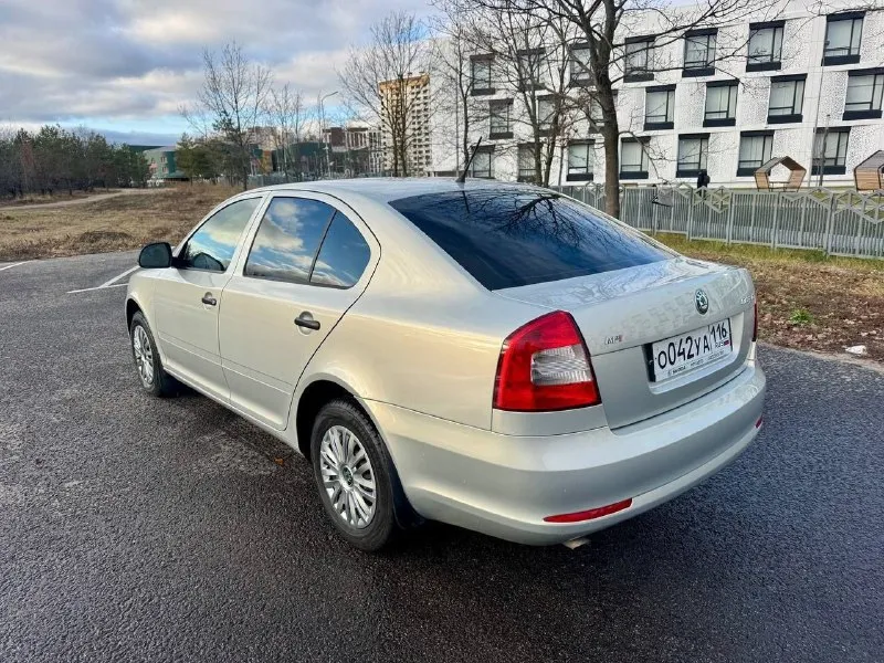 Skoda octavia 2011г 1-хозяин ✅ птс оригинал 🍀 1.6 102л. с механика👍 пробег родной 185000 ✅ двигатель масло не ест, не дымит👍 коробка не хрустит ⚙ ходовая не гремит✅ кузов ровный, без рыжиков👍 сигнализация с автозапуском 🚨 кондиционер 🥶 магнитола pioneer mp3, usb, aux🔈 цена 900 тыс с торгам‼️ подарок 🎁 +79494417698 - фотография - 3