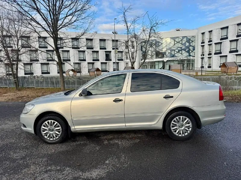 Skoda octavia 2011г 1-хозяин ✅ птс оригинал 🍀 1.6 102л. с механика👍 пробег родной 185000 ✅ двигатель масло не ест, не дымит👍 коробка не хрустит ⚙ ходовая не гремит✅ кузов ровный, без рыжиков👍 сигнализация с автозапуском 🚨 кондиционер 🥶 магнитола pioneer mp3, usb, aux🔈 цена 900 тыс с торгам‼️ подарок 🎁 +79494417698 - фотография - 5