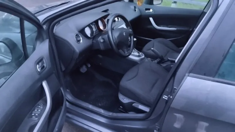 Продам peugeot 308 универсал 2008 год 1.6 бензин газ вписан но не стоит автомат коробка. авто в нормальном состоянии как по технической части так и по внешней двигатель не дымит не пердит коробка работает как надо чек не горит работает всё до единой кнопочки. по документам всё нормально. все интересующие вопросы по телефону если связь плохая телеграмм на этом номере+79493695448 цена 500т руб торг 📞 звоните: +7(949)3695448 - фотография - 4