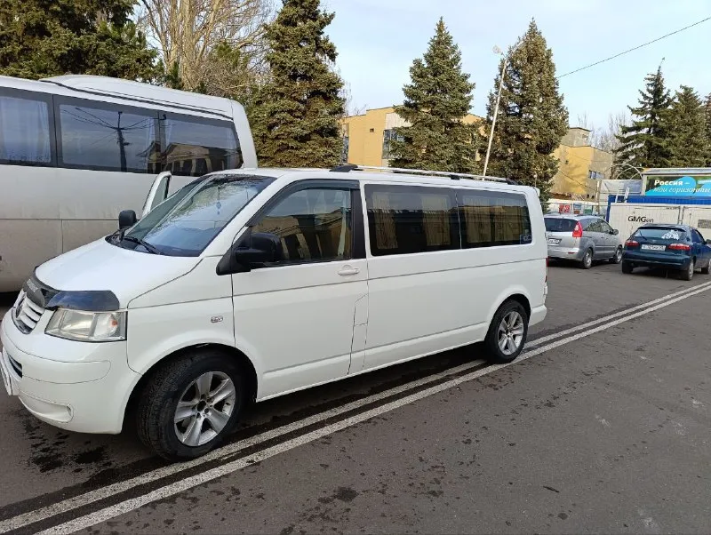 Продается volkswagen transporter t5 2006 1.9 tdi пробег реальный 805000 самый надёжный двигатель машина в очень хорошем как внешнем, так и техническом состоянии. в силу пробега и возврата. естественно машина подкрашивалась. была произведена замена двигателя, коробки( 10 тыс назад), турбины 3( 3 тыс назад), замена рейки ( 13 тыс назад). и многое другое ( интеркулер, патрубки турбины, тормозные диски, грм подшипники ступицы и тд. ) за машиной ухаживали, замена масла каждые 8 тыс, естественно фильтра и все расходники меняли вовремя. самая длинная база. в добавок отдам комплект зимы на штампах, проехали 1 сезон. двигатель старый, турбину, рейку. пробег большой, но реальный. кто верит что на этих машинах пробег 300 тыс и без подкрасов, сразу мимо. цена 1 500000 руб, торг только аргументированный. осмотр макеевка. +79493223536 📲 tg: женя 📞 звоните: +7(949)3223536 - фотография - 1