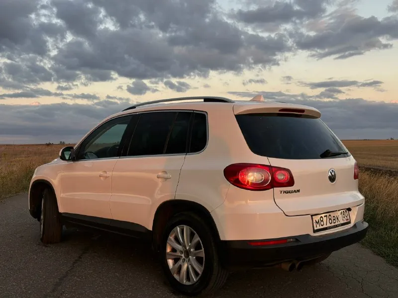 🇩🇪 volkswagen tiguan🇩🇪 - год 2009 - двигатель / бензин - объём 2.0tsi - aкпп / 6 ступенчатая aisin - пробег 204000км - датчик дождя - датчик света - подогрев сидений - круиз-контроль - климат контроль 3-х зонный - магнитола тейс - управление на руле - полный бортовой компьютер - auto-hold - подсветка при повороте - электро-ручник - эл пакет - эл зеркала - эл стеклоподъемники все 4 - авто складывание зеркал - диски r17 новая летняя - стоит музыка - 2 пары deaf bonse - усилитель 4х110 - саб 1000w + моноблок - на машине установлен даун пайп 2kcustom москва автомобиль в достойном состоянии всё имеется для комфотрной езды два комплекта ключей колеса r-17 на оригинальный дисках документы кристально чистые штрафов запретов и каких либо ограничений нету переоформление в мрэо полное все остальные вопросы по телефону!!! +79494470672 номер для связи либо в лс цена 1.175.000₽ торг у капота! 📞 звоните: +7(949)4470672 - фотография - 2