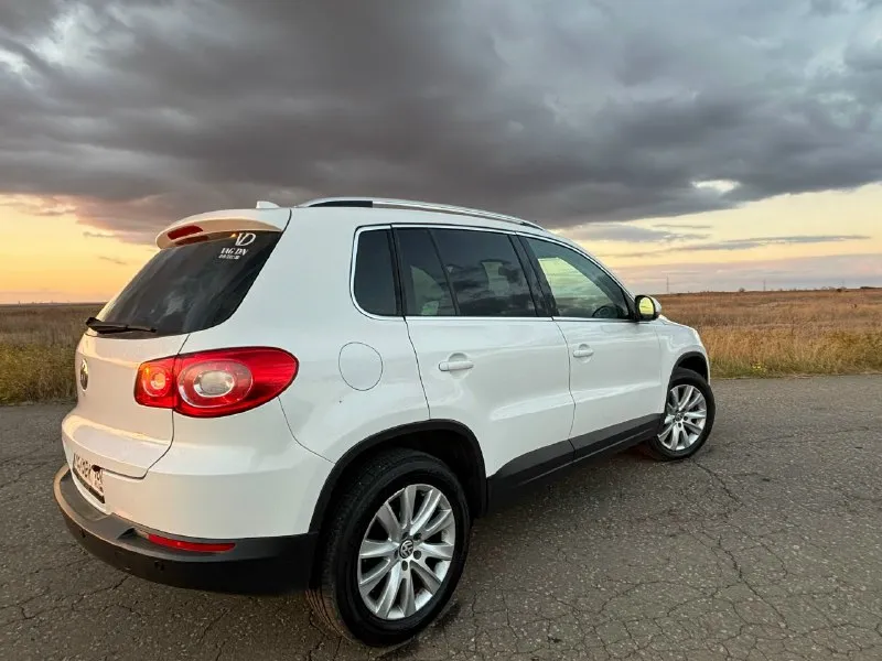 🇩🇪 volkswagen tiguan🇩🇪 - год 2009 - двигатель / бензин - объём 2.0tsi - aкпп / 6 ступенчатая aisin - пробег 204000км - датчик дождя - датчик света - подогрев сидений - круиз-контроль - климат контроль 3-х зонный - магнитола тейс - управление на руле - полный бортовой компьютер - auto-hold - подсветка при повороте - электро-ручник - эл пакет - эл зеркала - эл стеклоподъемники все 4 - авто складывание зеркал - диски r17 новая летняя - стоит музыка - 2 пары deaf bonse - усилитель 4х110 - саб 1000w + моноблок - на машине установлен даун пайп 2kcustom москва автомобиль в достойном состоянии всё имеется для комфотрной езды два комплекта ключей колеса r-17 на оригинальный дисках документы кристально чистые штрафов запретов и каких либо ограничений нету переоформление в мрэо полное все остальные вопросы по телефону!!! +79494470672 номер для связи либо в лс цена 1.175.000₽ торг у капота! 📞 звоните: +7(949)4470672 - фотография - 3