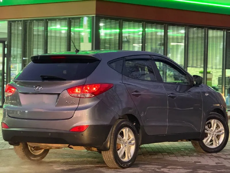 Hyundai ix35 2011г. 2.0 бензин кпп: автомат пробег: 145.000 авто полностью обслужен и вложений не требует, масла фильтра расходники по ходовой части все поменяны. автомобиль обслуживали своевременно! двигатель без задир!!!! салон ухожен, не затерт! в салоне не курили! осмотр: донецк цена: 1.220.000 телефон: +79494999290 📞 звоните: +7(949)4999290 - фотография - 5