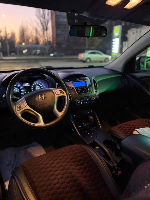 Hyundai ix35 2011г. 2.0 бензин кпп: автомат пробег: 145.000 авто полностью обслужен и вложений не требует, масла фильтра расходники по ходовой части все поменяны. автомобиль обслуживали своевременно! двигатель без задир!!!! салон ухожен, не затерт! в салоне не курили! осмотр: донецк цена: 1.220.000 телефон: +79494999290 📞 звоните: +7(949)4999290 - фотография - 7