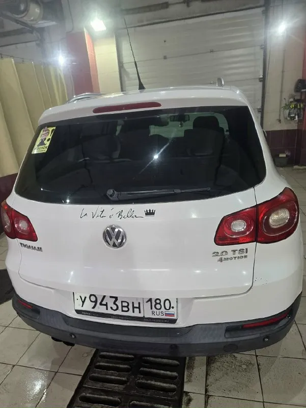 Срочно продам volkswagen тигуан 2010 года. собственник, переоформление любое. мотор 2.0 коробка автомат пробег 177 полный привод два ключа два комплекта резины (зима, лето) сервисная книжка авто полностью обслужено: двигатель, коробка работает на отлично. есть маленькие нюансы по кузову. цена 850000руб. хороший торг у капота. +79495968299 сергей, +79495968297 ирина. 📞 звоните: +7(949)5968299 - фотография - 1