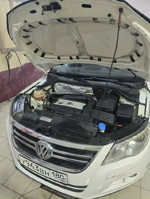 Срочно продам volkswagen тигуан 2010 года. собственник, переоформление любое. мотор 2.0 коробка автомат пробег 177 полный привод два ключа два комплекта резины (зима, лето) сервисная книжка авто полностью обслужено: двигатель, коробка работает на отлично. есть маленькие нюансы по кузову. цена 850000руб. хороший торг у капота. +79495968299 сергей, +79495968297 ирина. 📞 звоните: +7(949)5968299 - фотография - 3