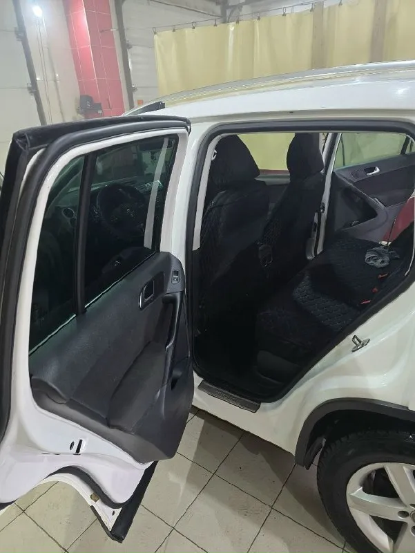 Срочно продам volkswagen тигуан 2010 года. собственник, переоформление любое. мотор 2.0 коробка автомат пробег 177 полный привод два ключа два комплекта резины (зима, лето) сервисная книжка авто полностью обслужено: двигатель, коробка работает на отлично. есть маленькие нюансы по кузову. цена 850000руб. хороший торг у капота. +79495968299 сергей, +79495968297 ирина. 📞 звоните: +7(949)5968299 - фотография - 4