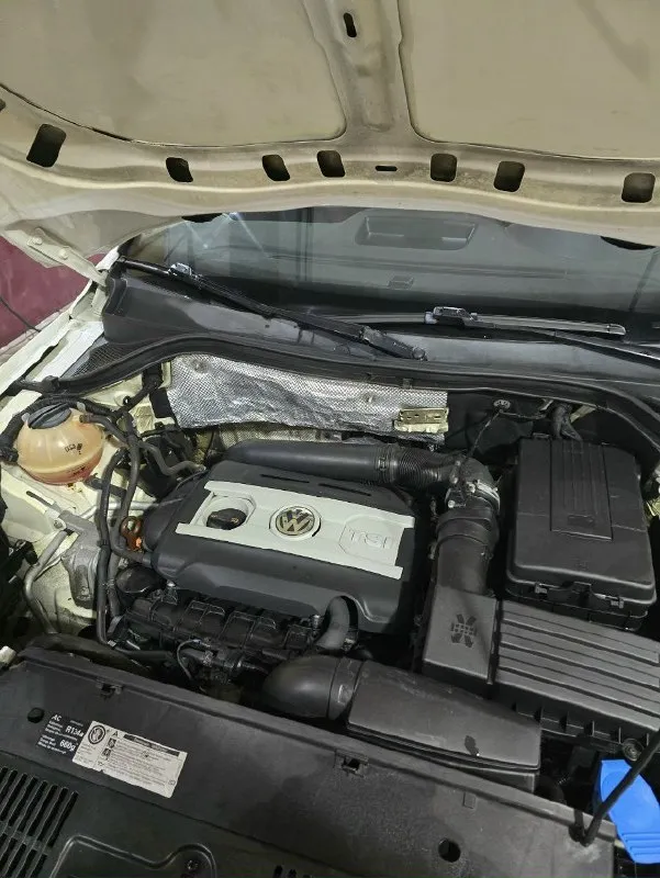 Срочно продам volkswagen тигуан 2010 года. собственник, переоформление любое. мотор 2.0 коробка автомат пробег 177 полный привод два ключа два комплекта резины (зима, лето) сервисная книжка авто полностью обслужено: двигатель, коробка работает на отлично. есть маленькие нюансы по кузову. цена 850000руб. хороший торг у капота. +79495968299 сергей, +79495968297 ирина. 📞 звоните: +7(949)5968299 - фотография - 5