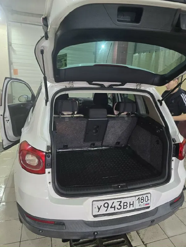 Срочно продам volkswagen тигуан 2010 года. собственник, переоформление любое. мотор 2.0 коробка автомат пробег 177 полный привод два ключа два комплекта резины (зима, лето) сервисная книжка авто полностью обслужено: двигатель, коробка работает на отлично. есть маленькие нюансы по кузову. цена 850000руб. хороший торг у капота. +79495968299 сергей, +79495968297 ирина. 📞 звоните: +7(949)5968299 - фотография - 6